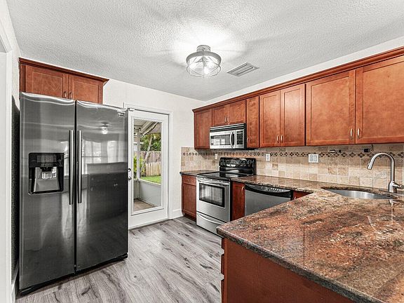 5th image of 2800 NE 8th Avenue NE