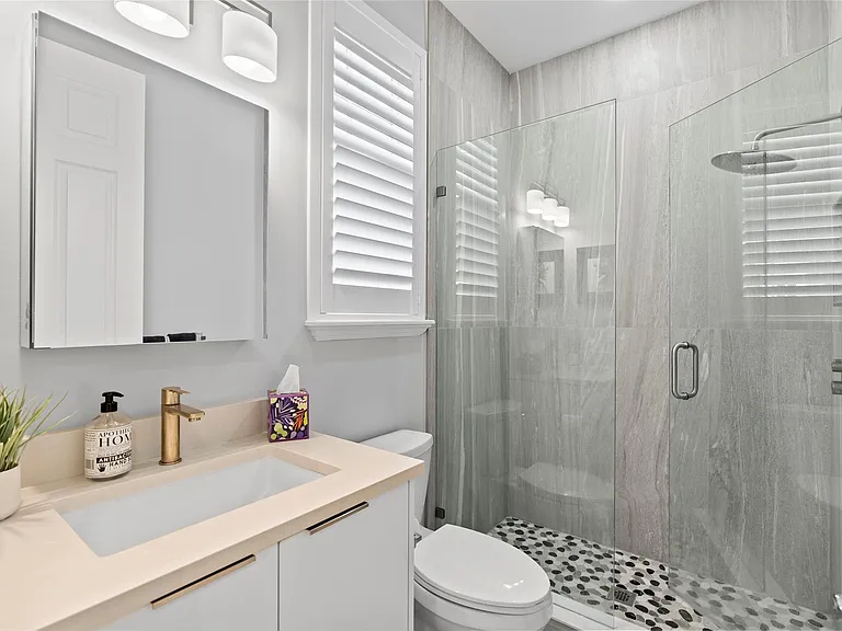 2241 NE 9th Ave — Photo 14
