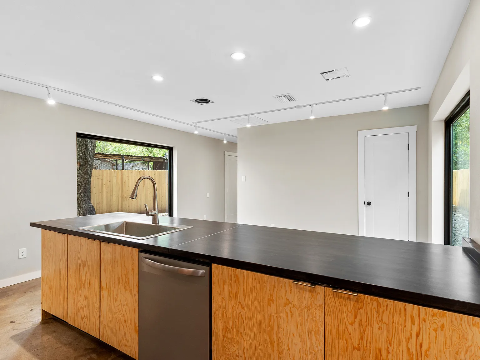 2 bed, 1350 sqft, $2,200 — Photo 1