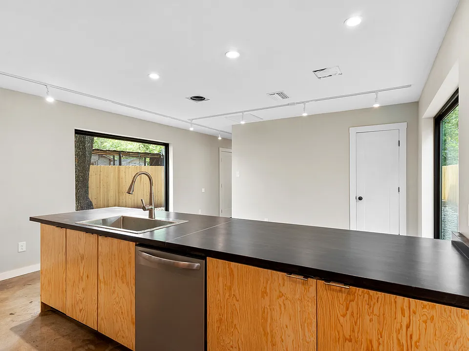 957 Woods Ave