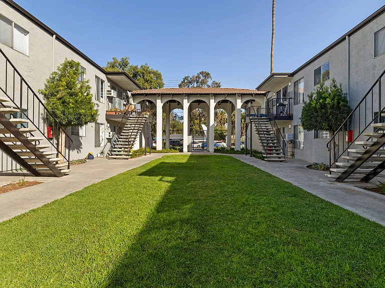 Valle at 9121 Kenwood — Photo 19