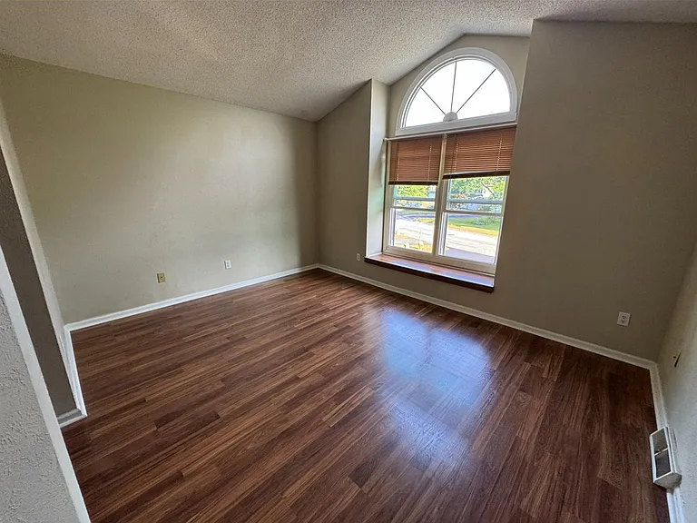 525 Highwood Cir — Photo 28