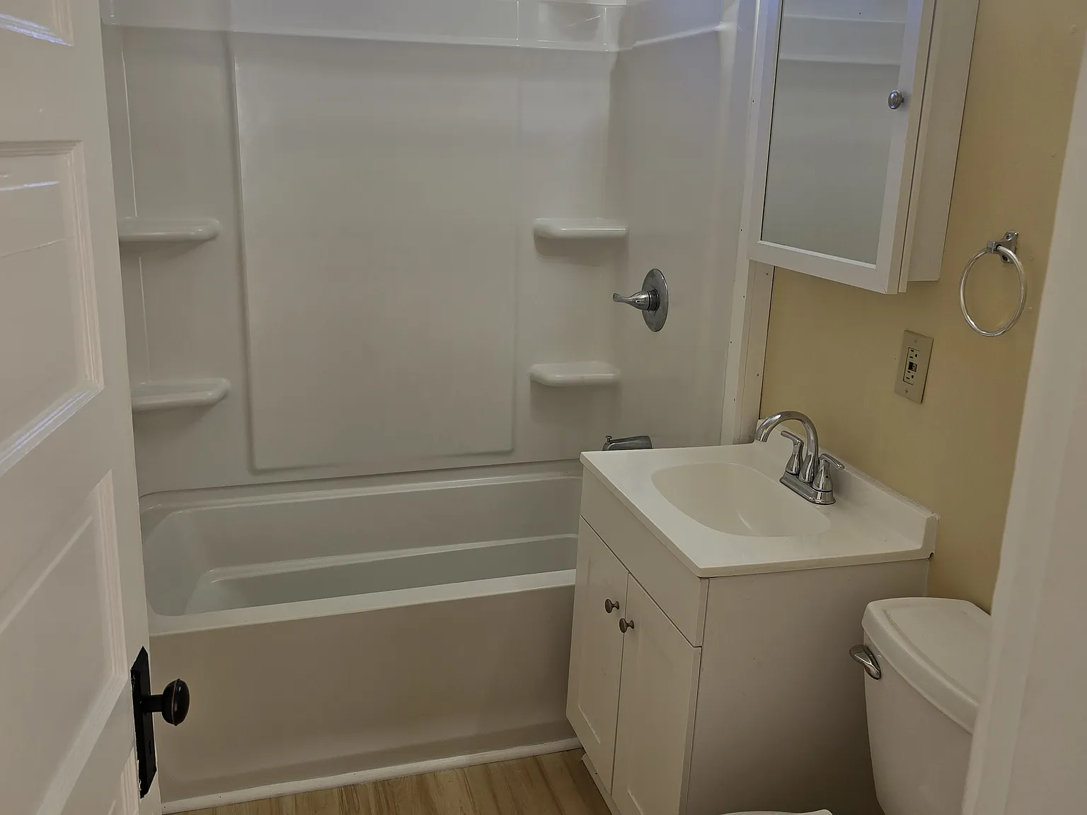 3 bed, 1000 sqft, $2,100 — Photo 2