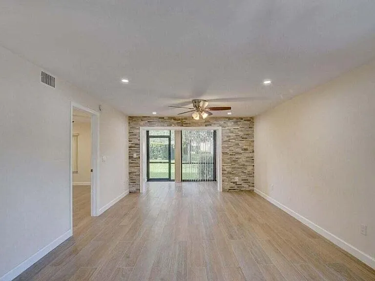 400 Club Cir — Photo 11