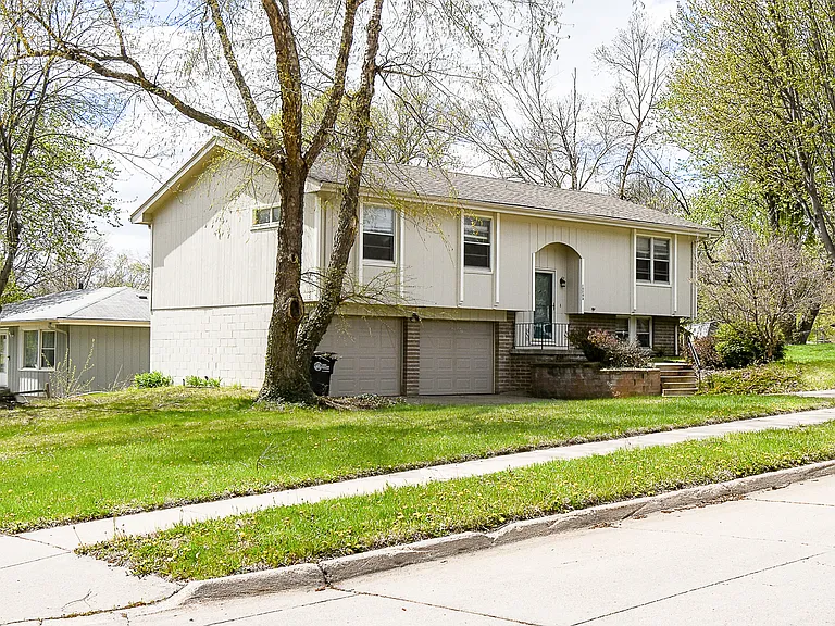 10205 T Cir — Photo 3