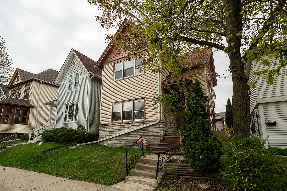 Building Photo - 305 E Clarence St