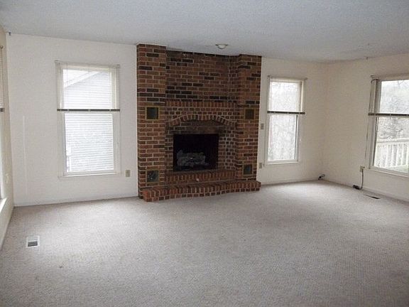 3rd image of 402 Shenandale Dr