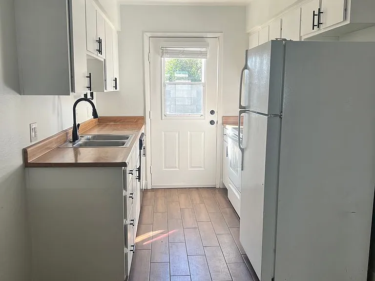 422 W 6th St — Photo 8