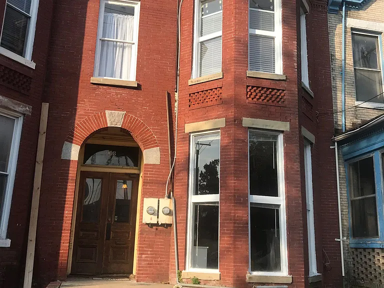 908 W Clay St — Photo 1