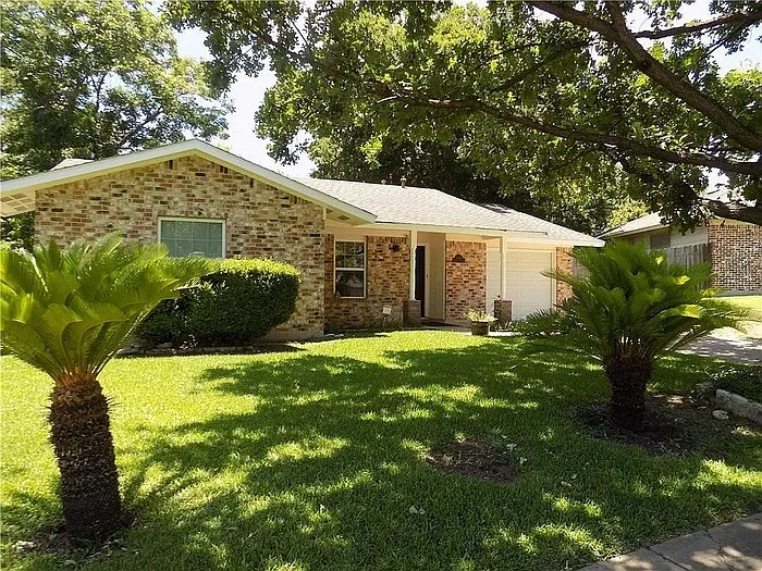 4 bed, 2.0 bath, 1400 sqft, $2,095 — Photo 2