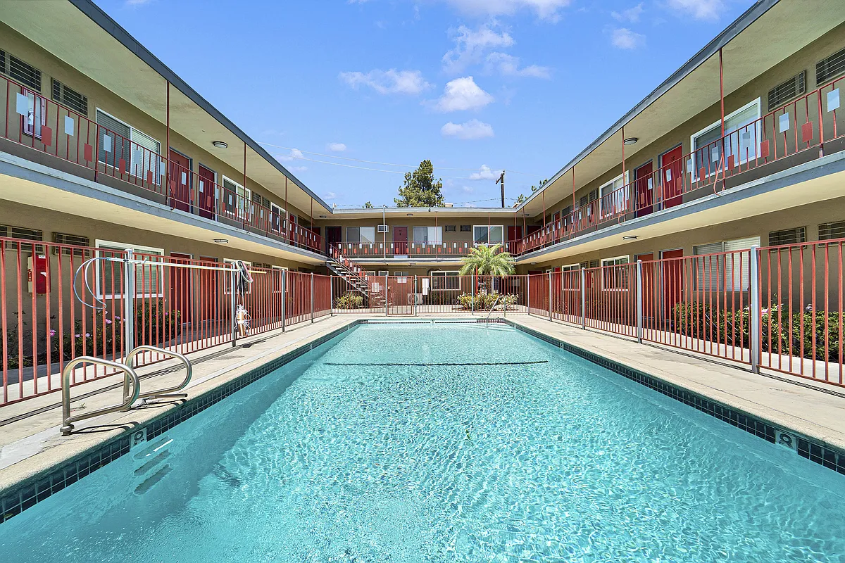 Building Photo - Twin Palms
