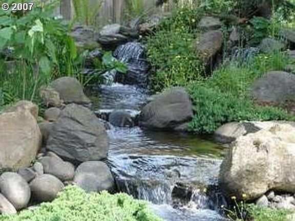 Babbling water feature