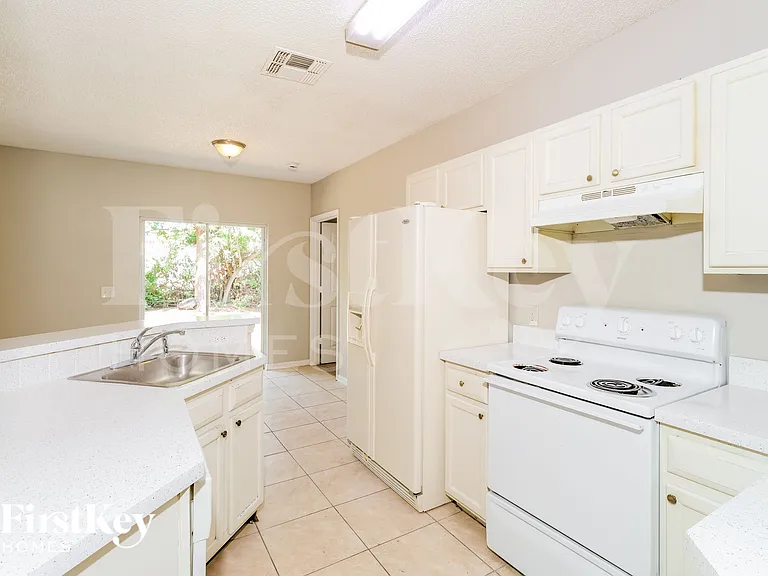 1163 Schumann Dr — Photo 7