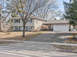 2946 McKnight Rd N, Maplewood, MN 55109