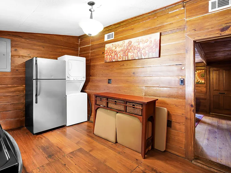 519 E York St — Photo 11