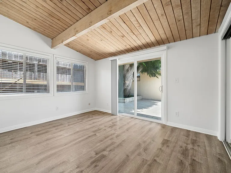 2545 Elden Ave — Photo 9