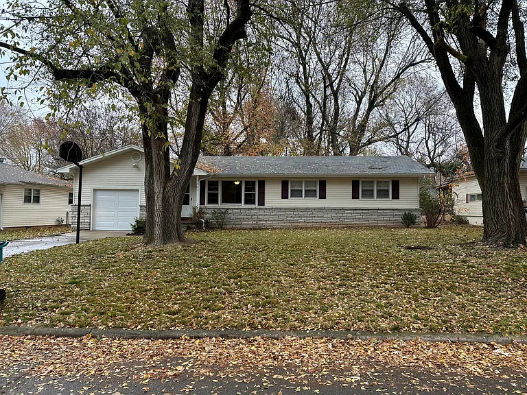 1902 S Newton Ave — Photo 1