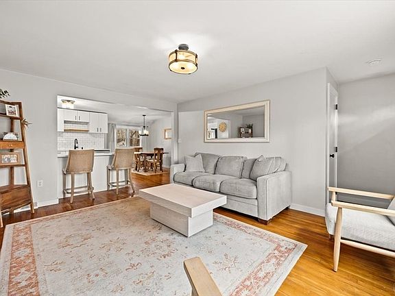 5th image of 34 Hitchcock Ln