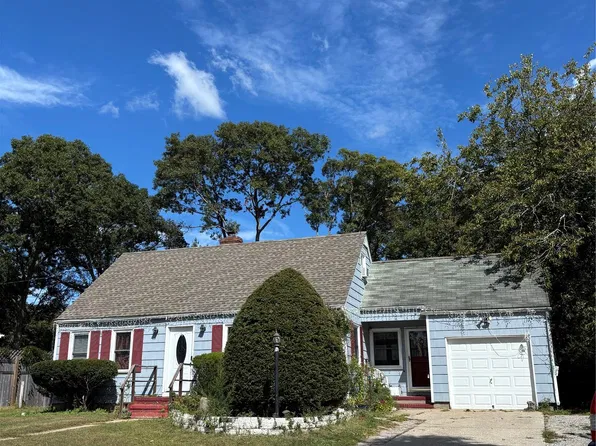 938 Ostrander Avenue, Riverhead, NY 11901