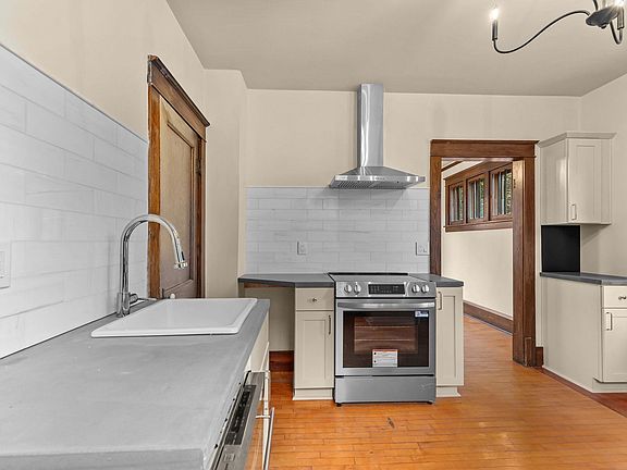 3rd image of 1016 W Commercial St