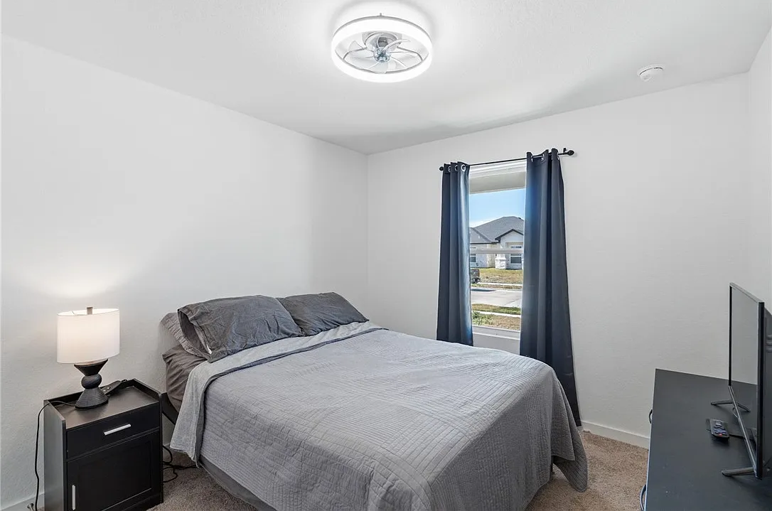 3 bed, 1252 sqft, $2,100 — Photo 3