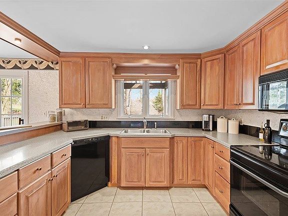 3rd image of 1615 Williamsburg Cir