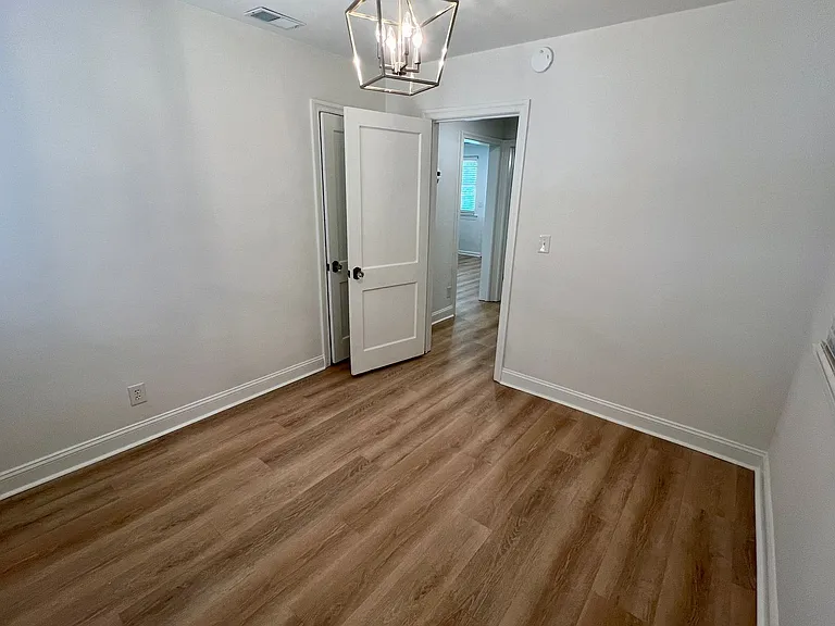 2906 Lincoln St — Photo 6