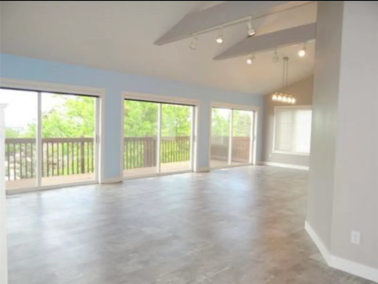 2705 Greenbriar Dr — Photo 3