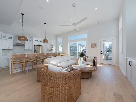 3rd image of 133 W 37th St #Sea