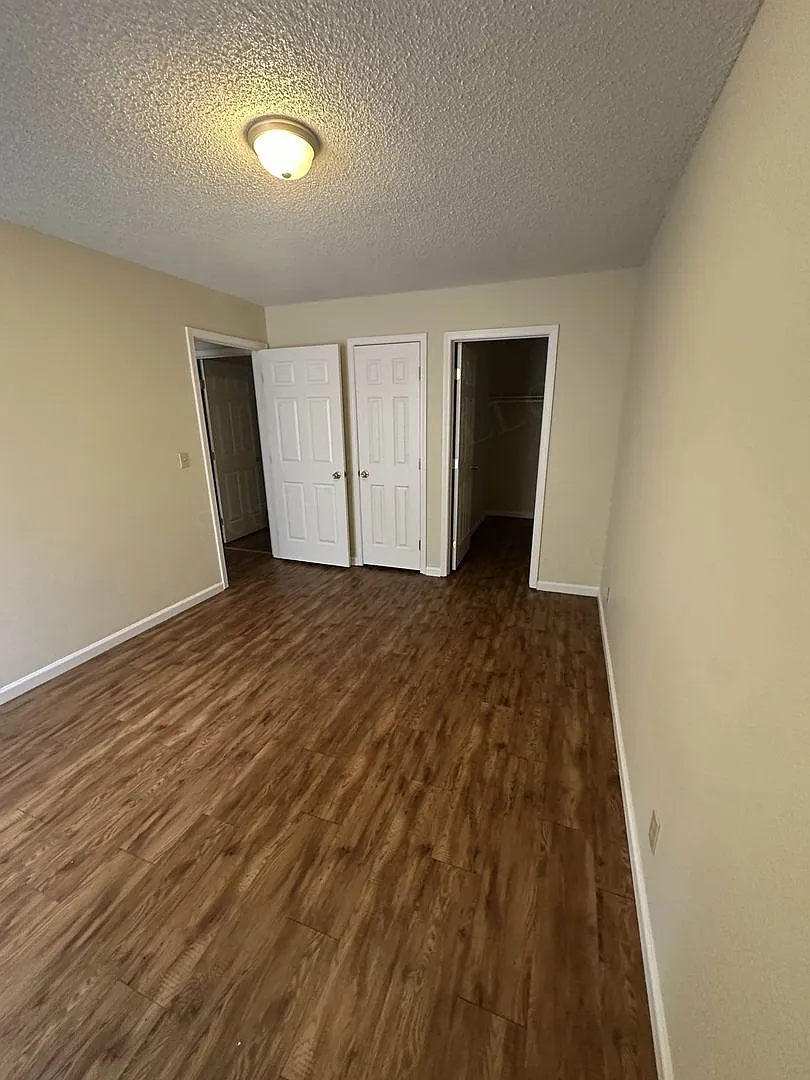 Hollister Apartments — Photo 3