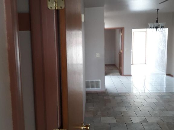 3rd image of 652 Cindy Pl