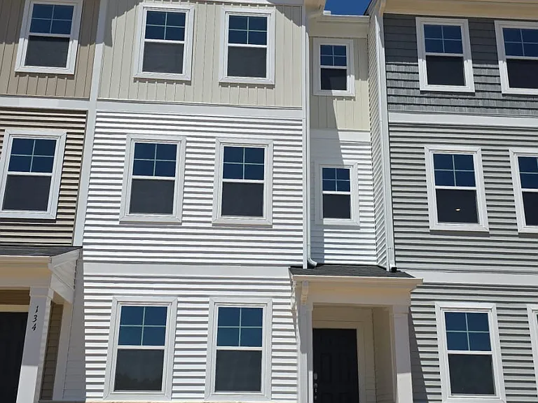 138 Zealand Ct — Photo 1