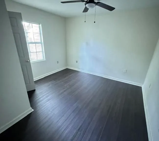 202 Leslie St — Photo 7