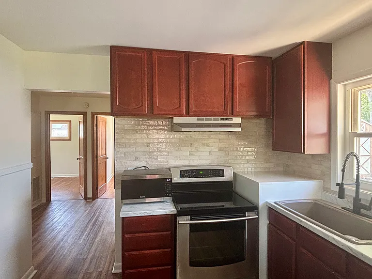 810 Bowling St — Photo 7