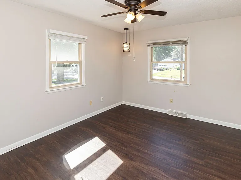 3815 Hillcrest Dr — Photo 17
