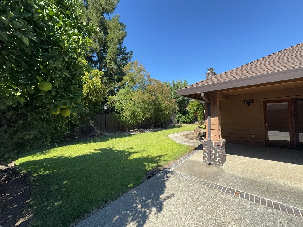 4 bed, 2.5 bath, 2754 sqft, $4,400 — Photo 3