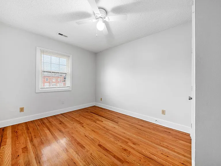 1378 1/2 Indianola Ave — Photo 20