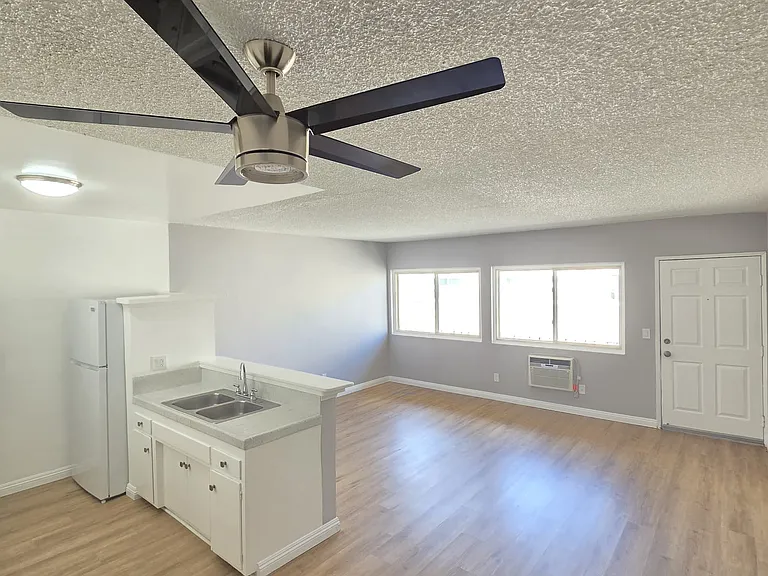 13961 Oxnard — Photo 8