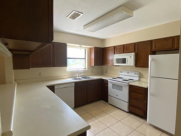4th image of 803 E Del Mar Blvd