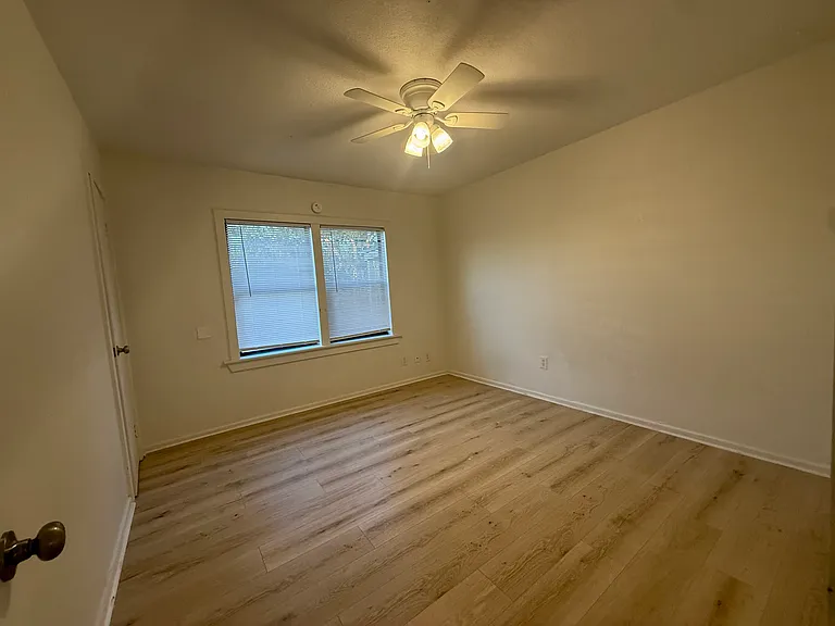 620 W Avenue B — Photo 46