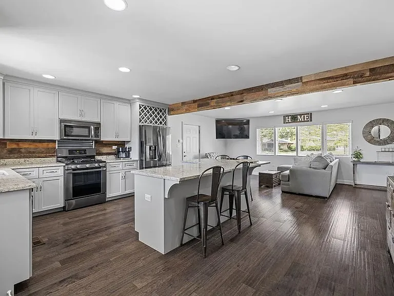 1621 Barthelone Ave — Photo 4