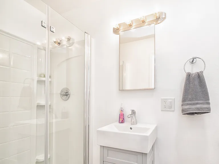 1232 N June St #B — Photo 15
