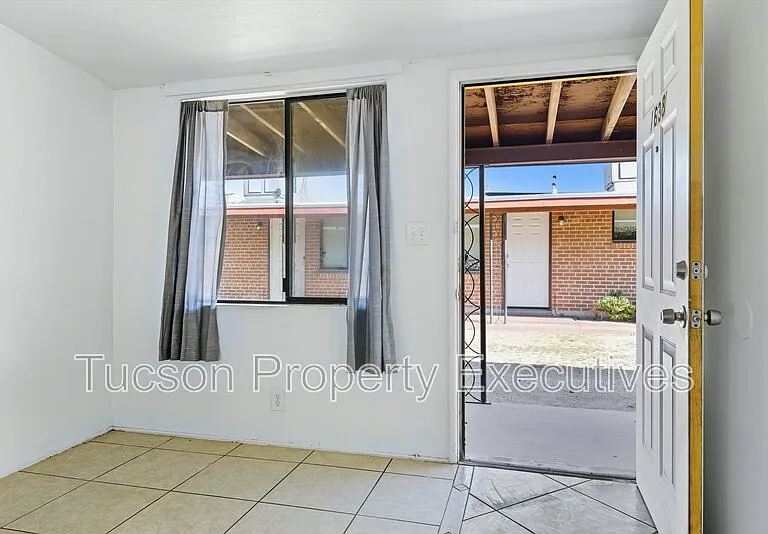 1638 N Beverly Ave — Photo 9