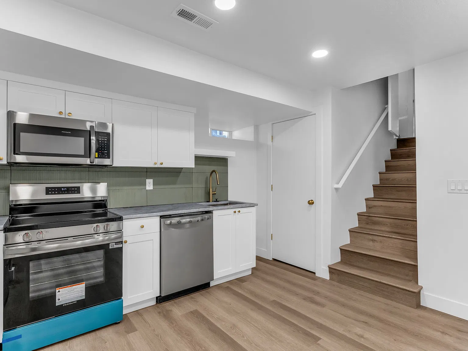 3 bed, 900 sqft, $1,900 — Photo 2