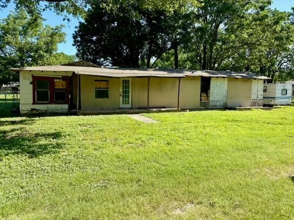 304 W Kentucky St, Chico, TX 76431
