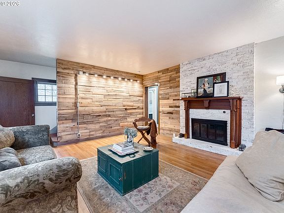 4th image of 1036 NE Cowls St