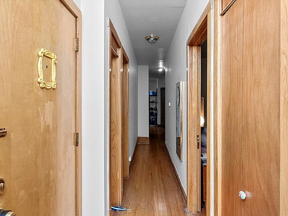 5th image of 910 W Gunnison St #1