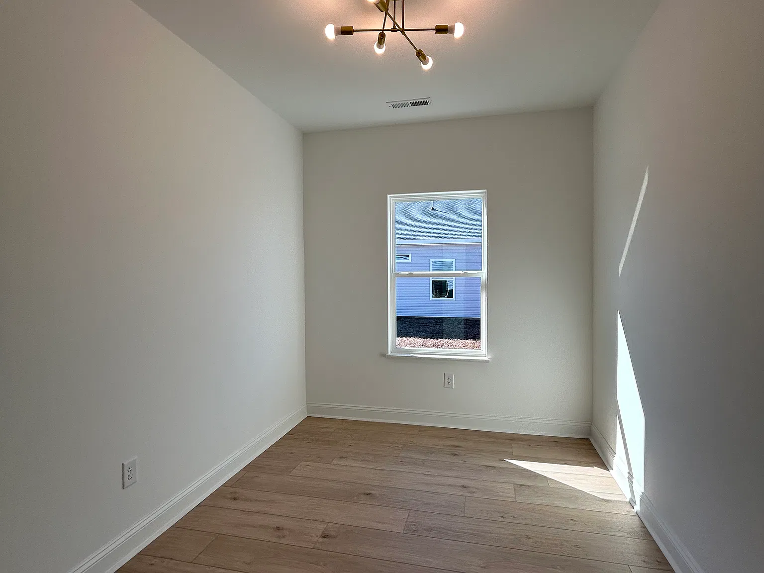 3 bed, 2700 sqft, $2,300 — Photo 4