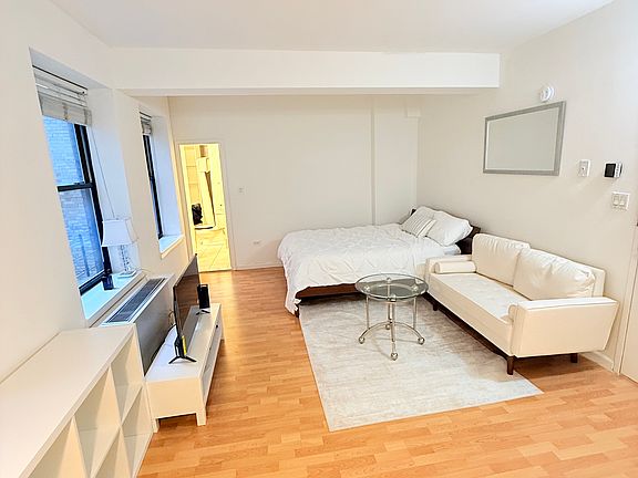 2nd image of 150 W 51st St APT 1622