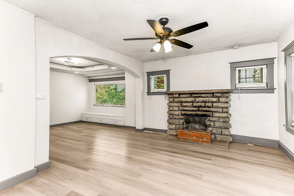 3 bed, 2.0 bath, 1380 sqft, $1,600 — Photo 3